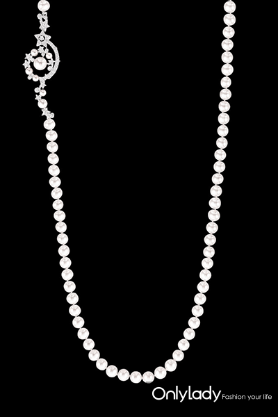 comete系列白18K金项链镶嵌珍珠和钻石