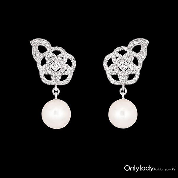 camelia系列白18K金耳环镶嵌珍珠和钻石