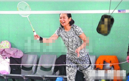 Selina穿黑白花纹运动衫在台北体育馆打羽球，露出阳光笑容。