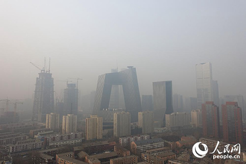 3月17日，北京雾霾持续，空气质量达严重污染。（来源：人民网）