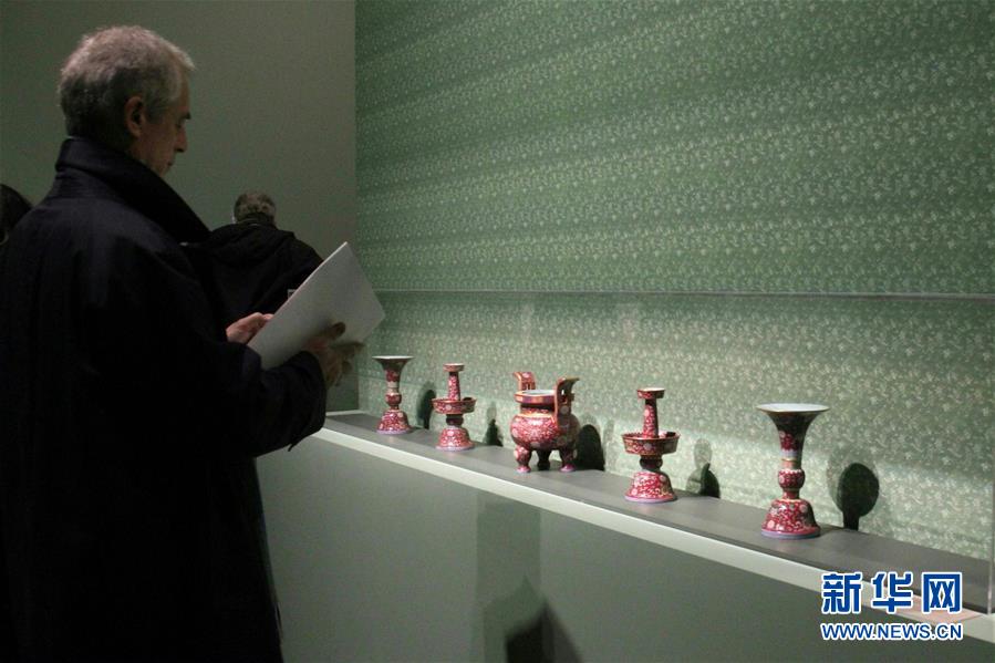 3月8日，在法国巴黎市立赛努奇亚洲艺术博物馆举行的“中国芳香：古代中国的香文化”预展上，来宾欣赏展品。