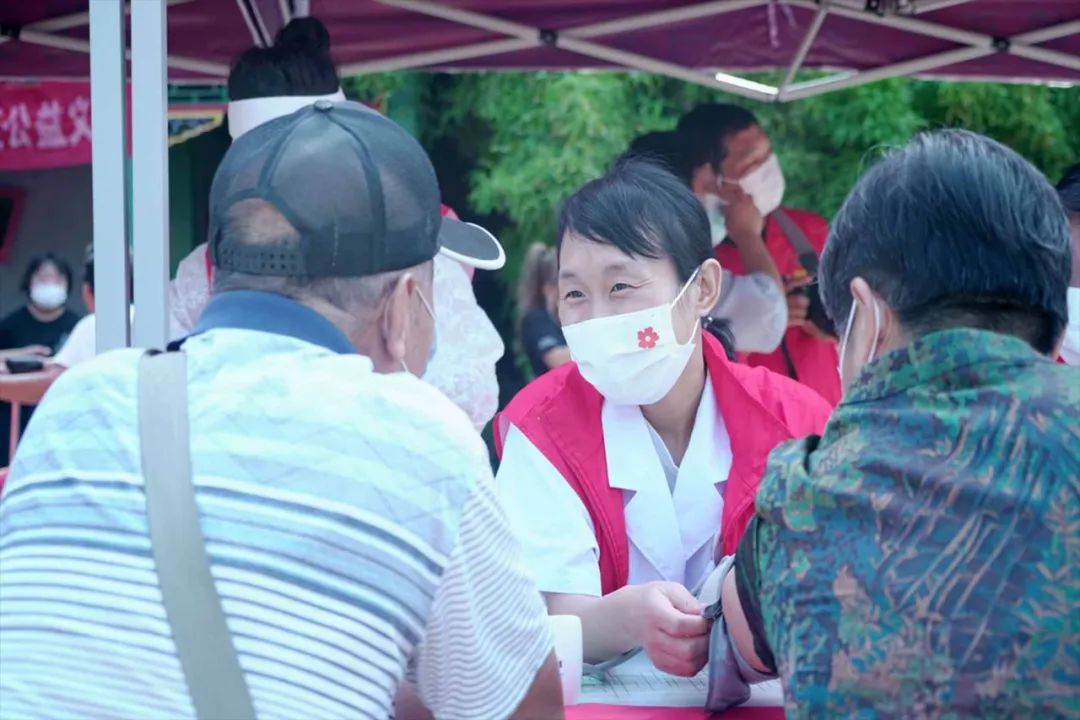 志愿者为市民免费义诊。 魏志广摄