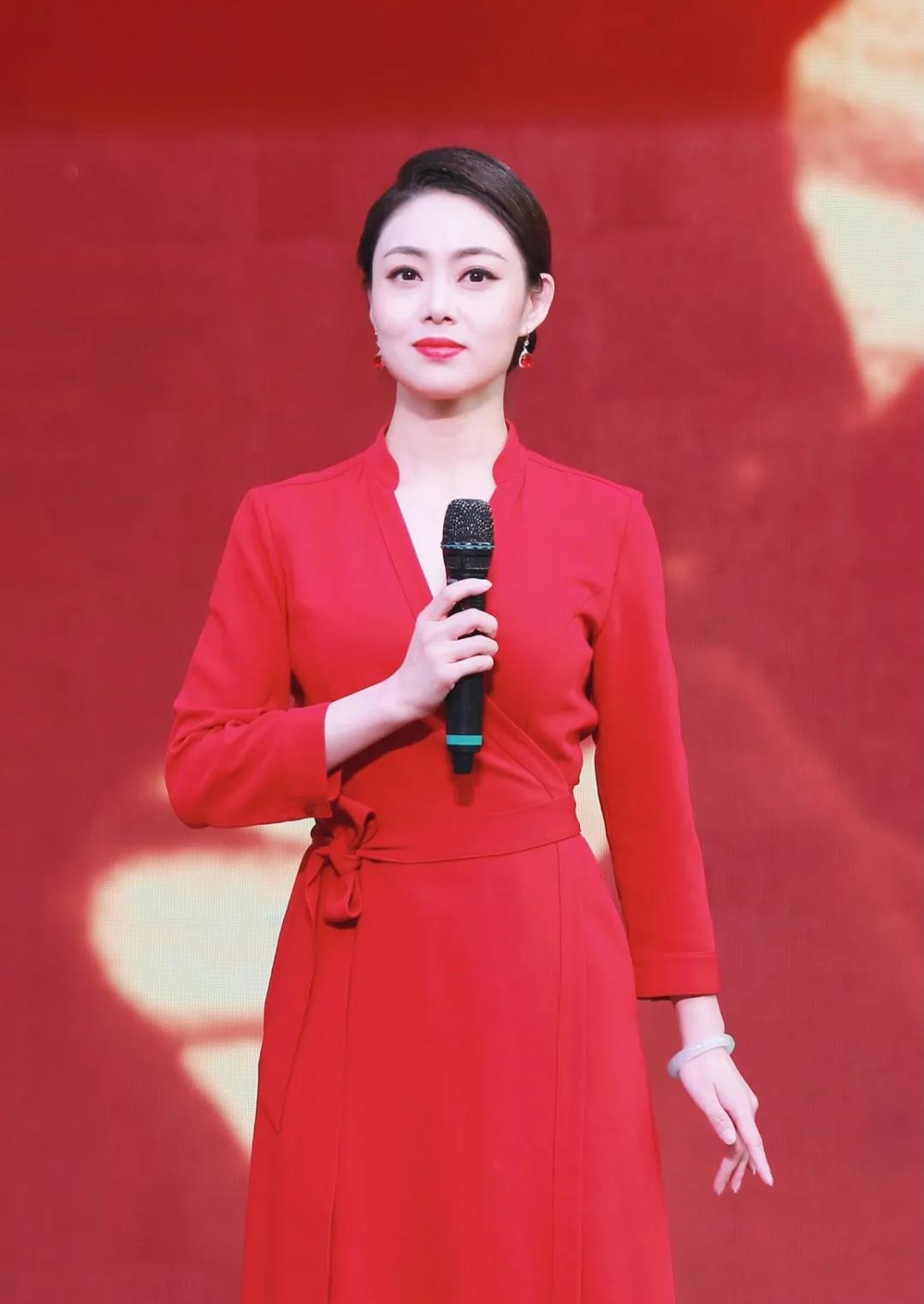 首页 要闻      《党的风采》演唱 青年歌唱家王妮娜          华谊联